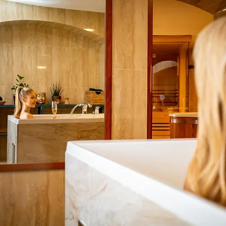 Castle & Wellness ゲストハウス 4*